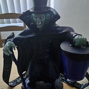 2024 Haunted Mansion Hatbox Sipper